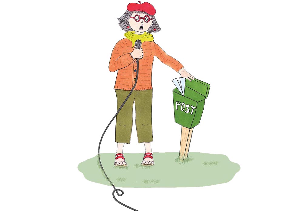 Tecknad bild ur E-boken Tonförsbacken. Dam i röd basker, orange kofta med knappar i olika färger, gröna byxor och röda skor, mikrofon i handen, ser förskräckt ett pappersplan landa i hennes postlåda just som hon står och sjunger.